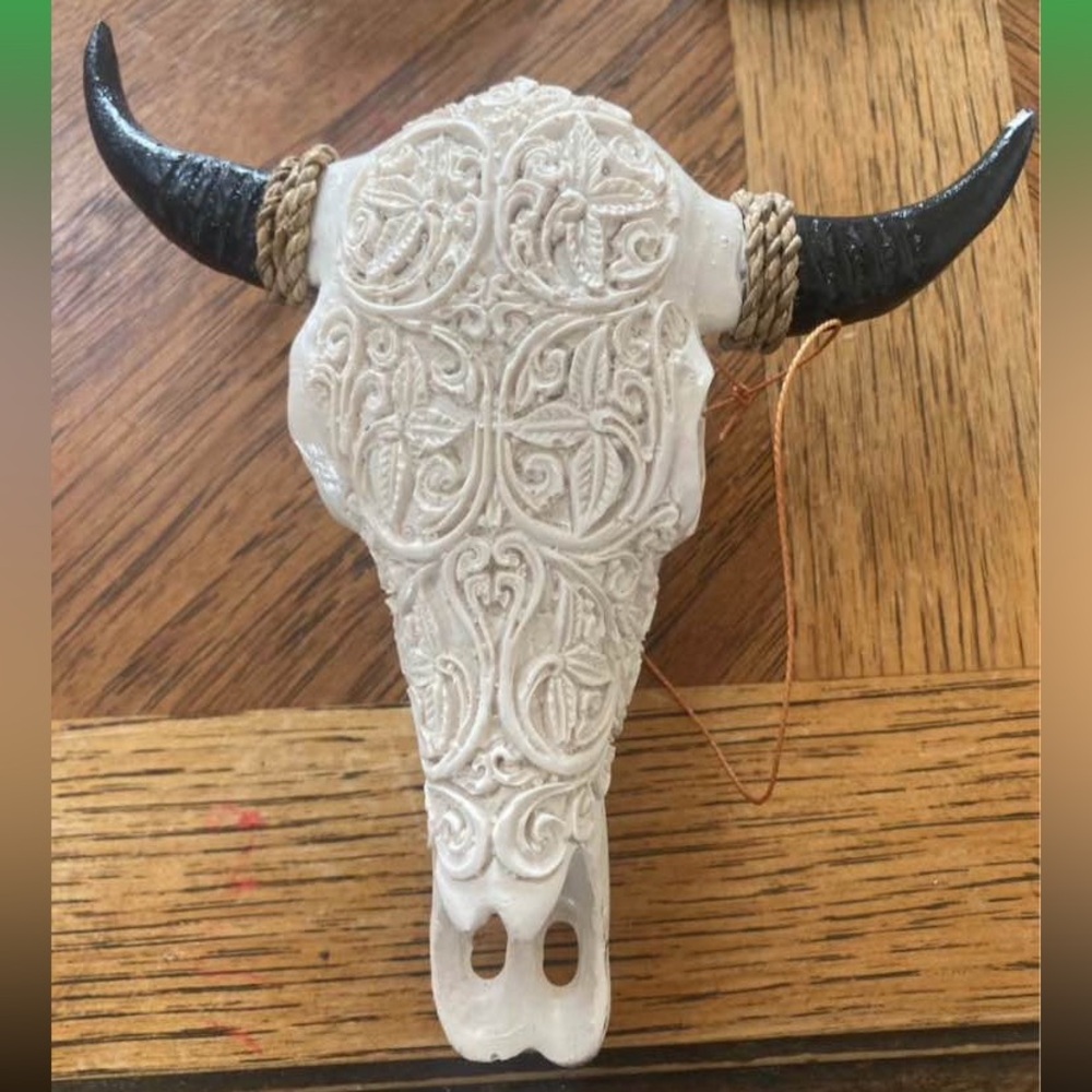 Small 7” resin cowskull